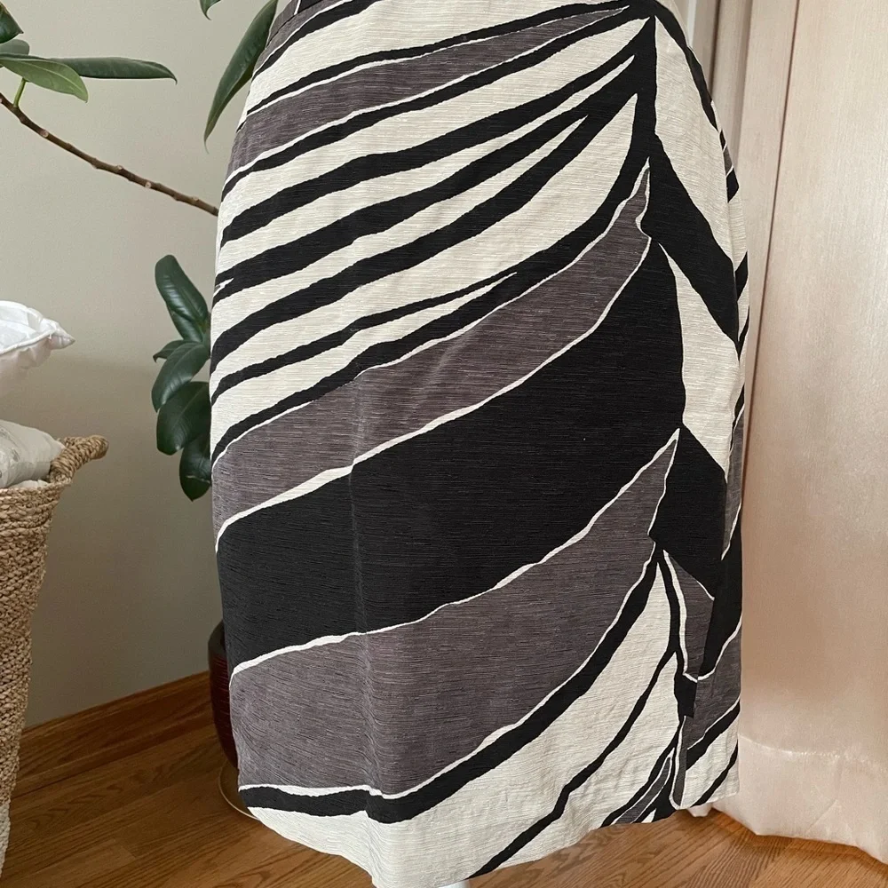 Black and white pencil skirts above knee, size 12 White House Black Market